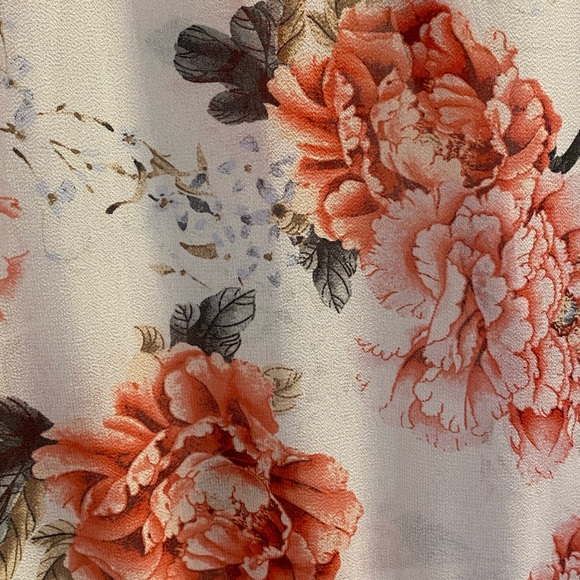 Torrid used size 2x white floral high/low blouse - Picture 4 of 4